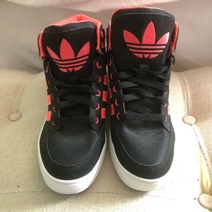 New Adidas womens hard court black high top size 6 shoes. Q32562